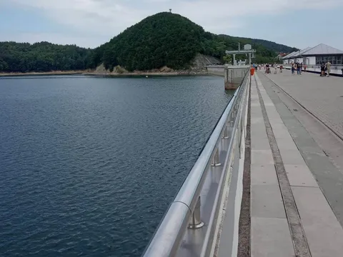 Zapora w Solinie – korona zapory i widok na zbiornik