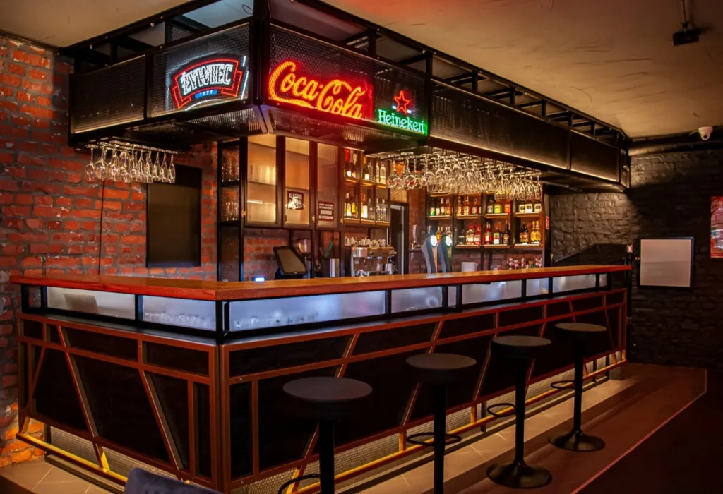 Bar w restauracji Loft 18 w Polańczyku z podświetlonym blatem i wysokimi stołkami