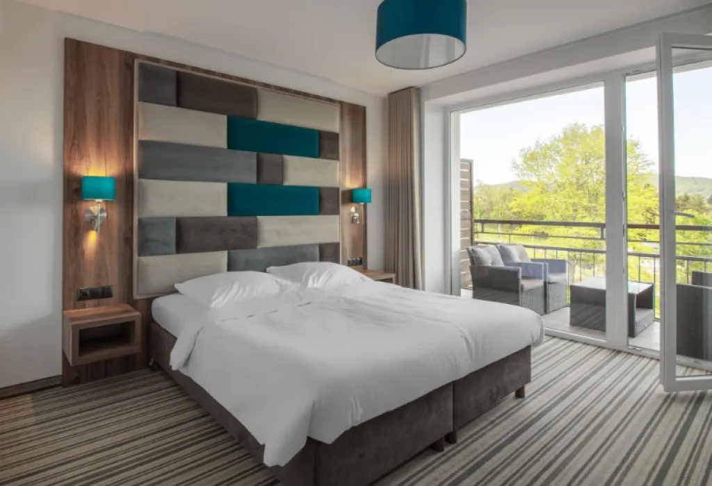 Pokój w Solina Resort z balkonem i widokiem na zalesione wzgórza