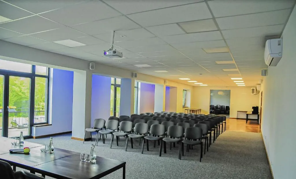 Sala konferencyjna w Solina Resort w Polańczyku w ustawieniu teatralnym z projektorem
